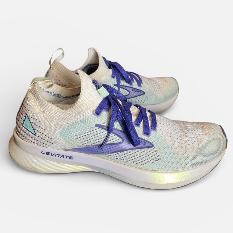 Women's Brooks Levitate Stealthfit 5 White Purple And Yucca Size 8.5